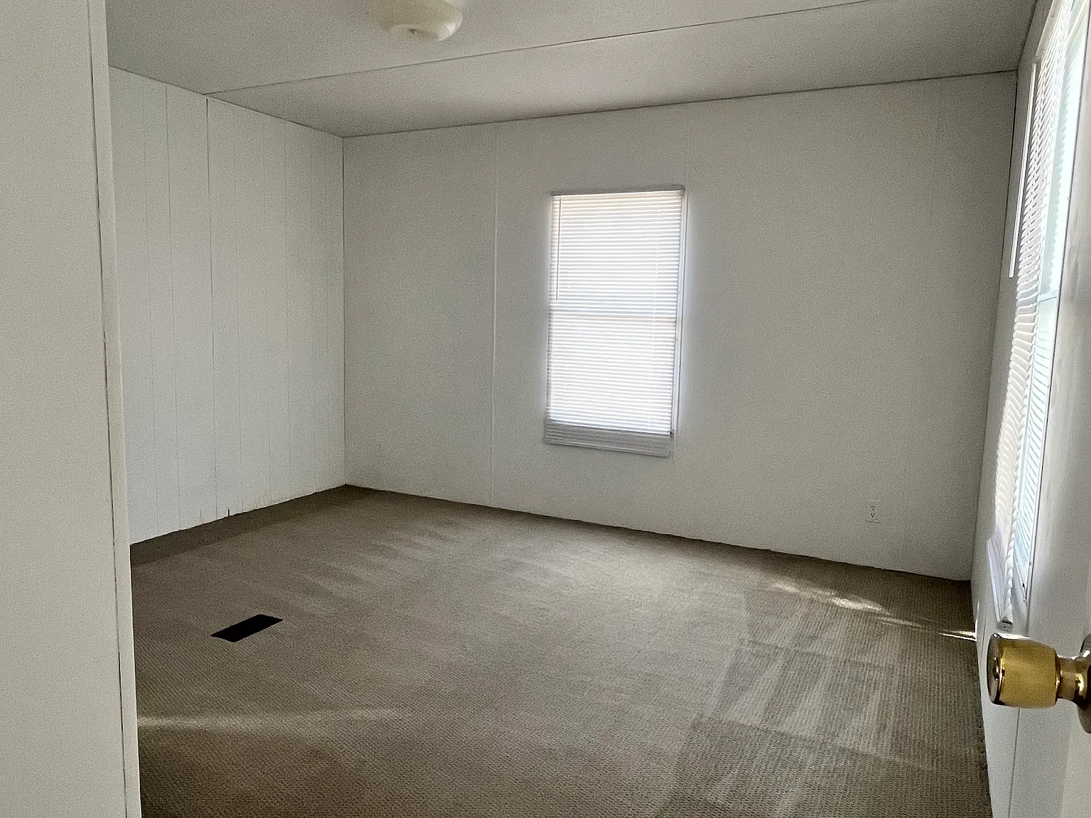 211 Sunset St NW — Photo 4