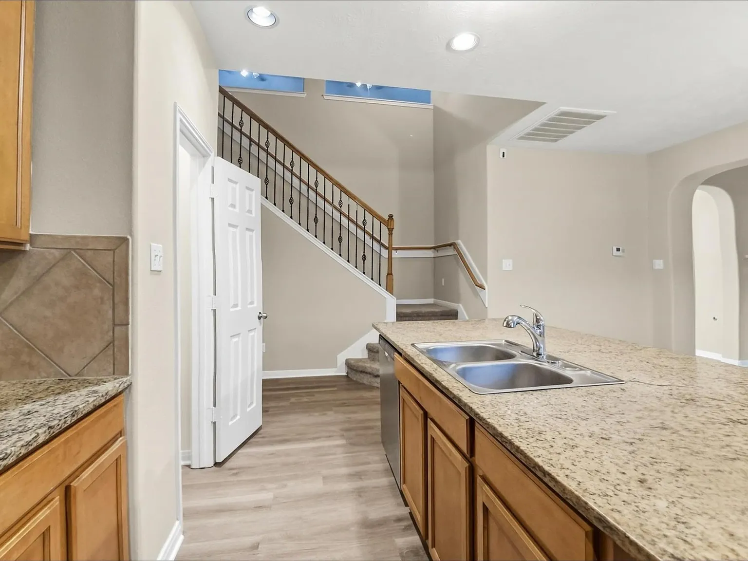 5 bed, 2.5 bath, 3693 sqft, $2,885 — Photo 3