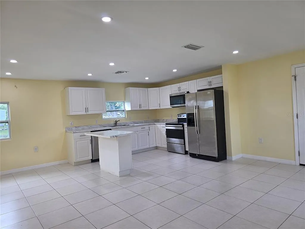 3 bed, 2.0 bath, 1034 sqft, $2,100 — Photo 3