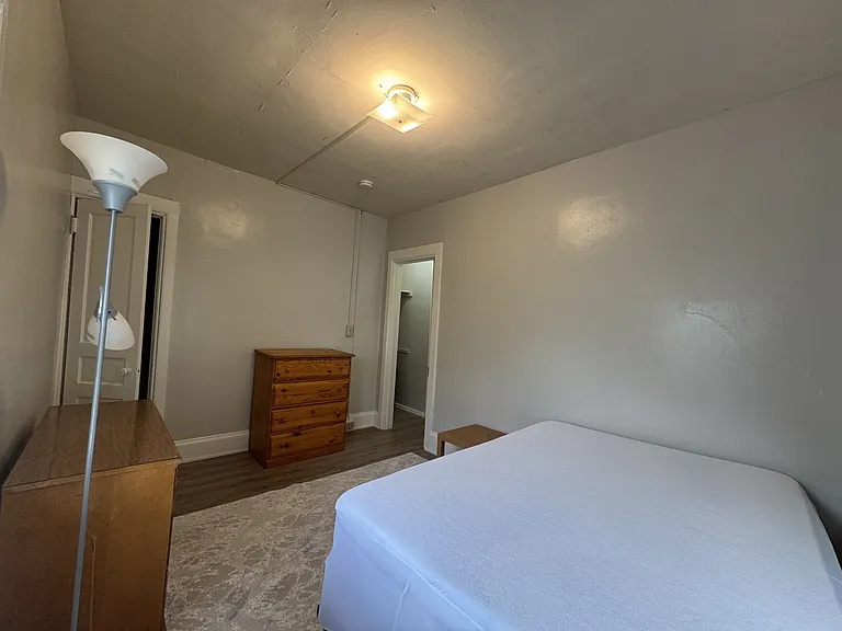 614 University Ave — Photo 13