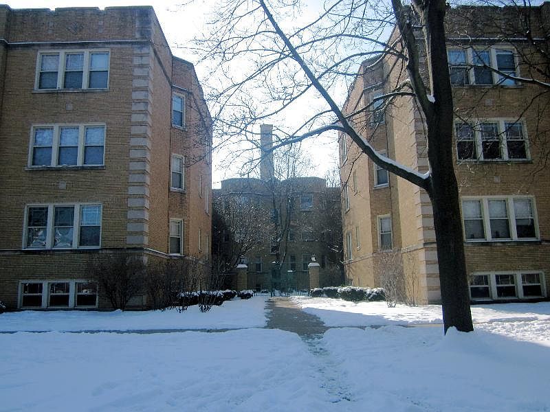 2nd image of 1729 W Thorndale Ave APT 1B