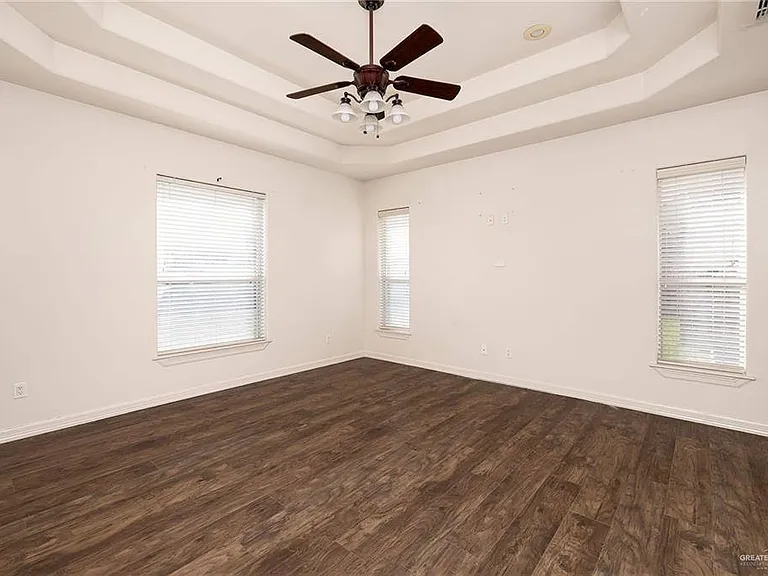 402 Hackberry Ave — Photo 7