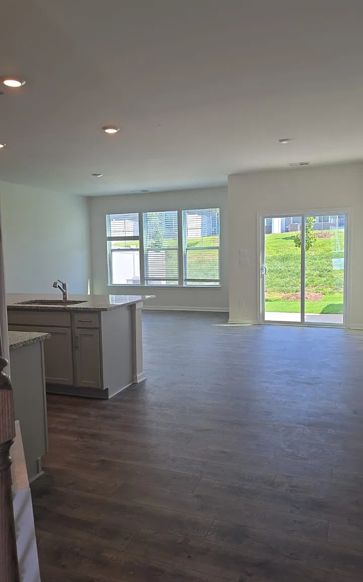 4 bed, 2105 sqft, $2,300 — Photo 2