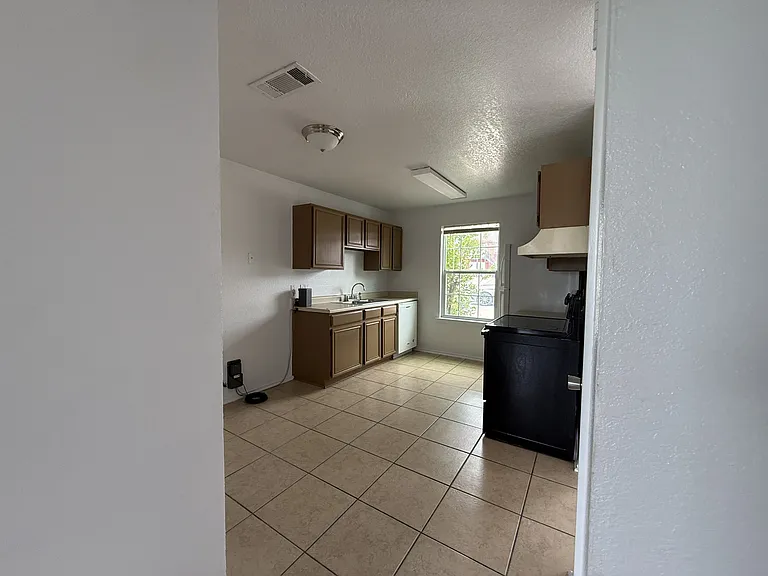 1604 Benttree Dr #B — Photo 4