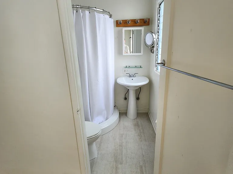 Master Bedroom ensuite bath