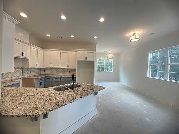 4th image of 135 Willett Dr