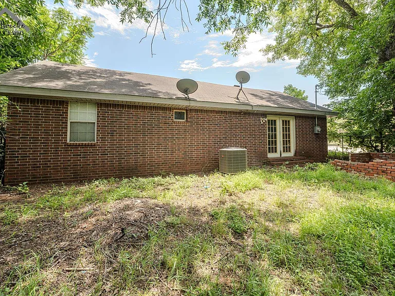 502 Marconi St — Photo 27