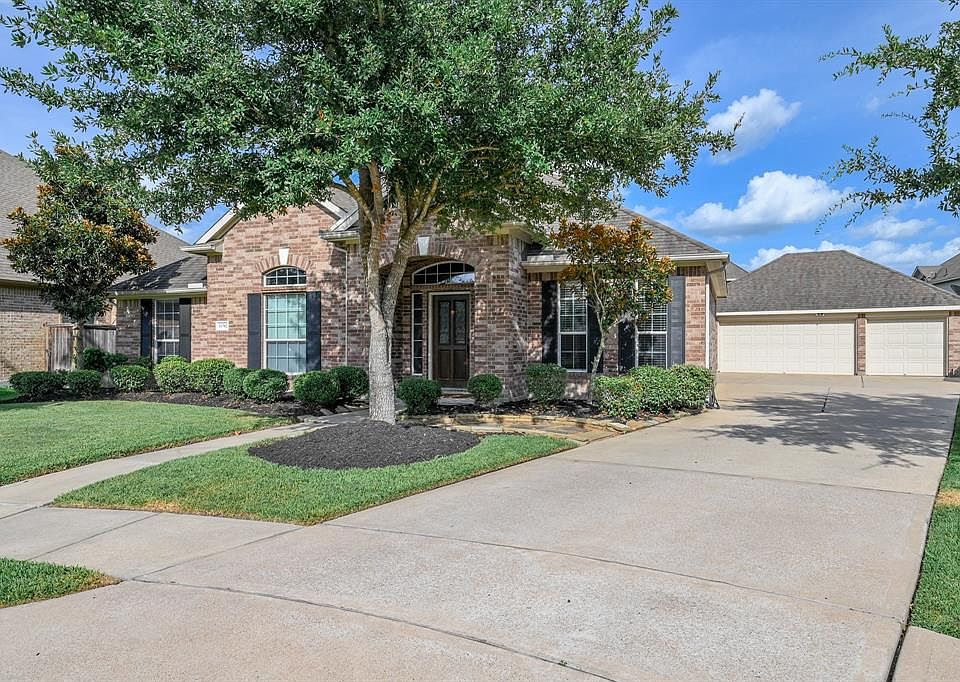 Fabulous 1-story Beazer home located on a cul-de-sac in Blackhorse Ranch.