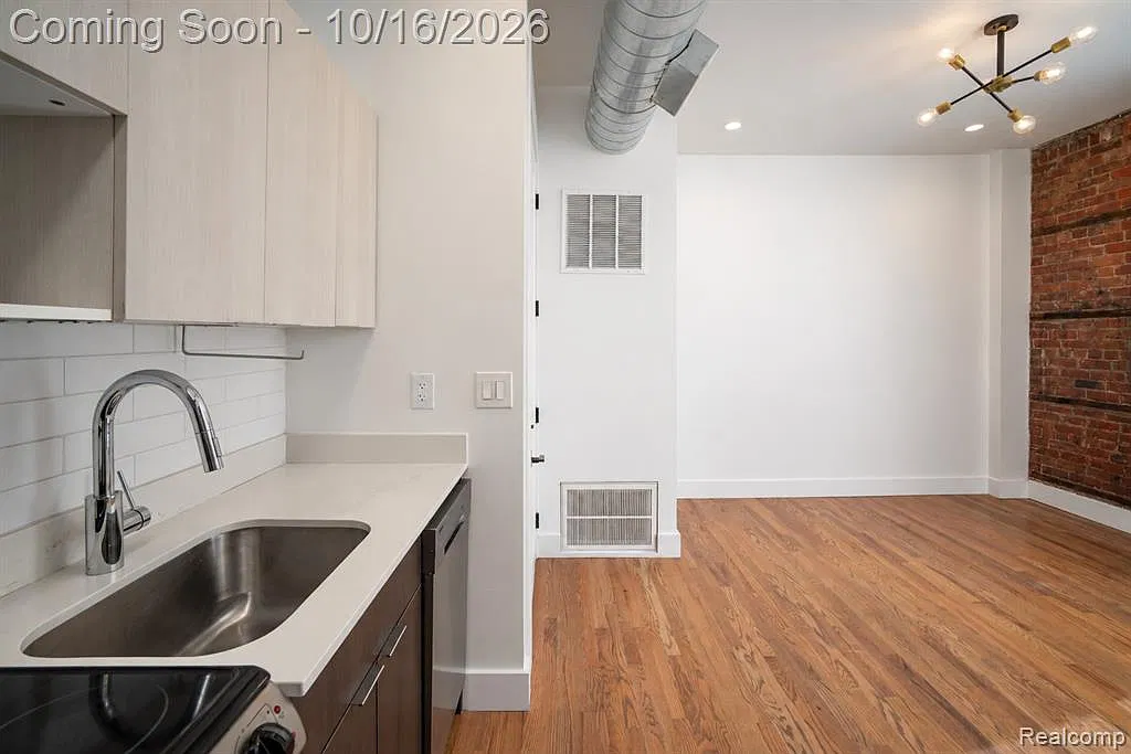 1 bed, 1.0 bath, 1050 sqft, $1,199 — Photo 2