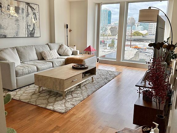 4th image of 555 4th St Unit 533