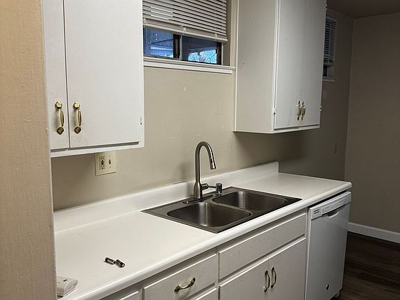 4th image of 2401 Carlmont Dr #15
