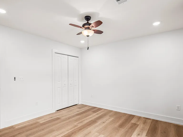 906 SE G St — Photo 10