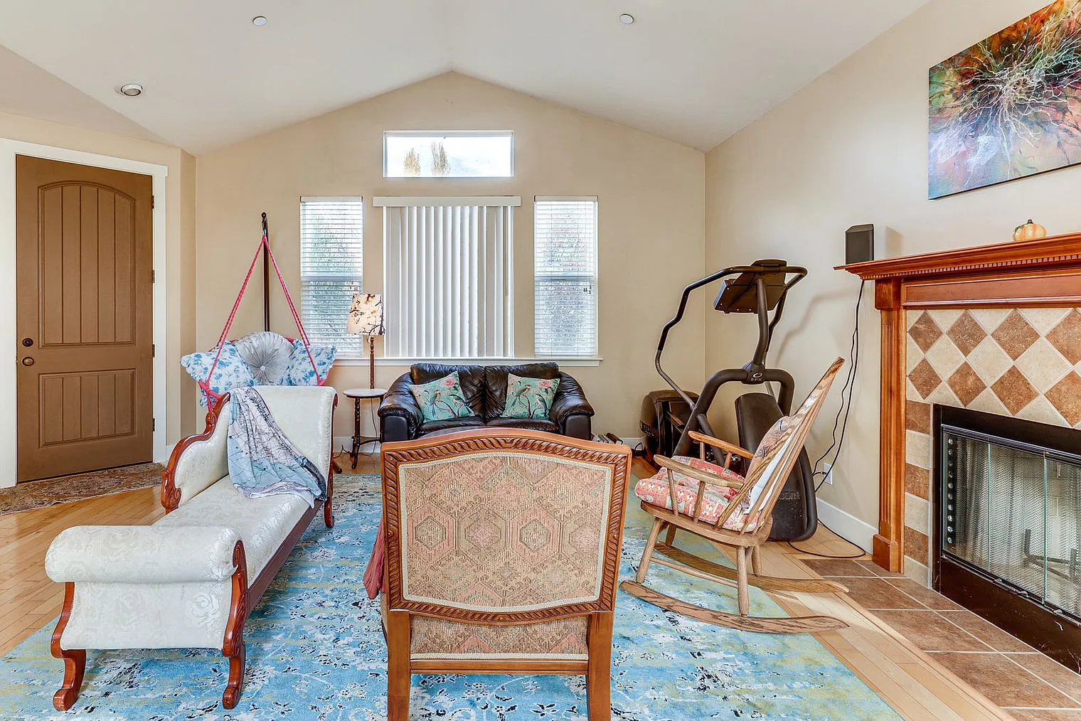 3 bed, 2.0 bath, 1689 sqft, $6,031 — Photo 1