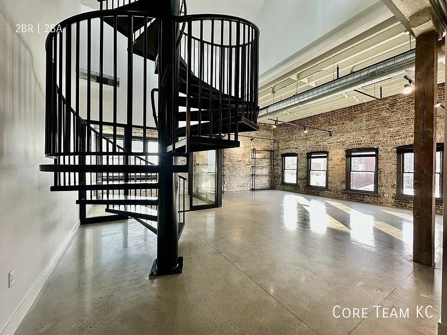 Downtown Penthouse For Rent with Private Rooftop Patio — Photo 2