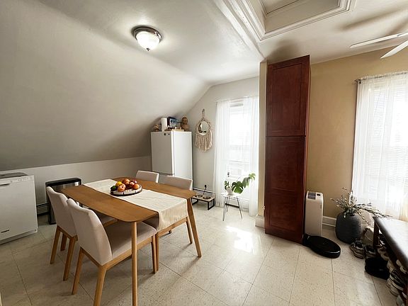 5th image of 362 Lonsdale Ave #3