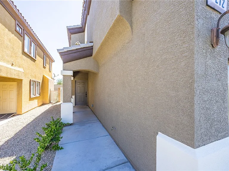 212 Fairway Woods Dr — Photo 5