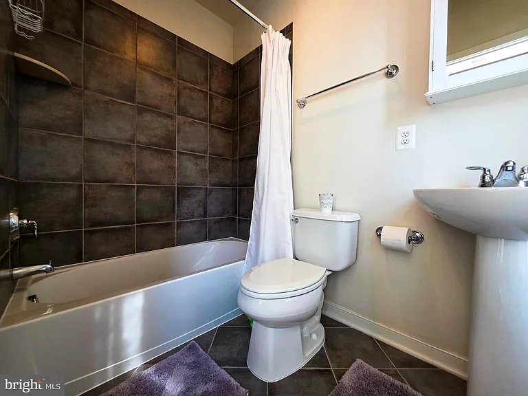 729 N Alfred St — Photo 19