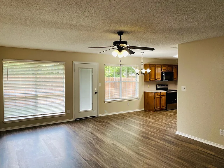 508 Cottage Ln — Photo 1