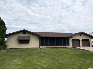 18067 Dee Mack Rd, Mackinaw, IL 61755