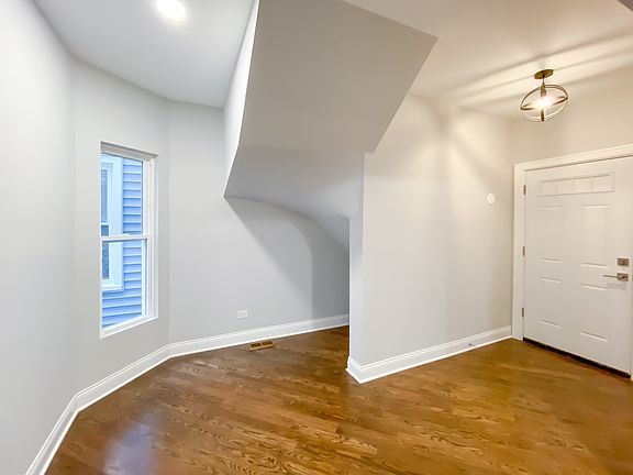 5th image of 1529 W Victoria St #1
