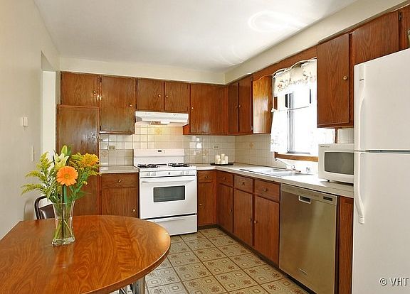 4th image of 3853 N Narragansett Ave APT 202