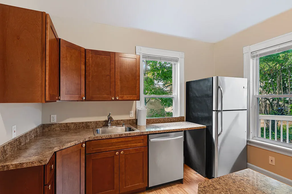 3 bed, 1.5 bath, 1300 sqft, $4,000 — Photo 4