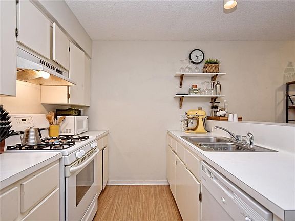 5th image of 8121 Ceberry Dr #B