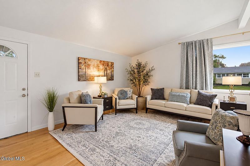 4th image of 11 Harold Avenue