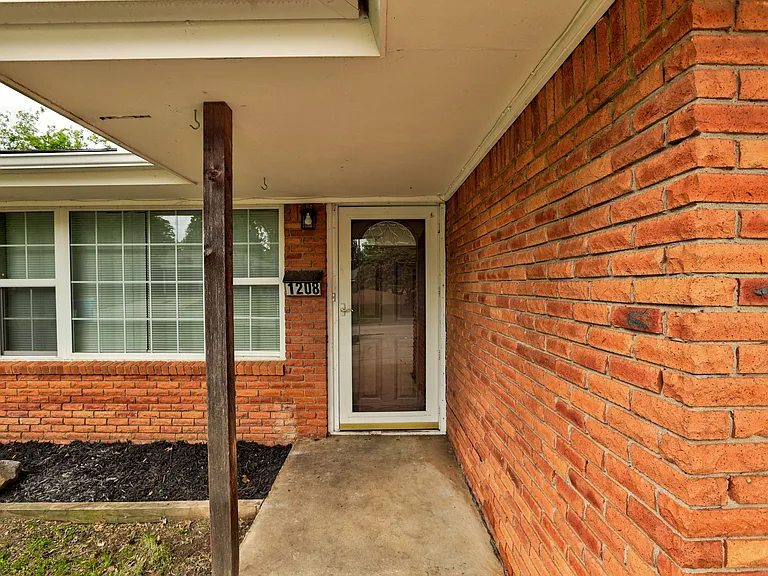 1208 Avondale Dr — Photo 2