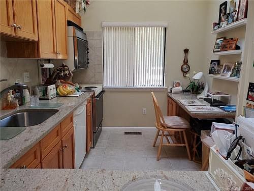 4th image of 2539 Bedford St #35G