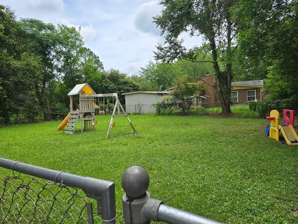 4 bed, 1.5 bath, 1242 sqft, $1,150 — Photo 2