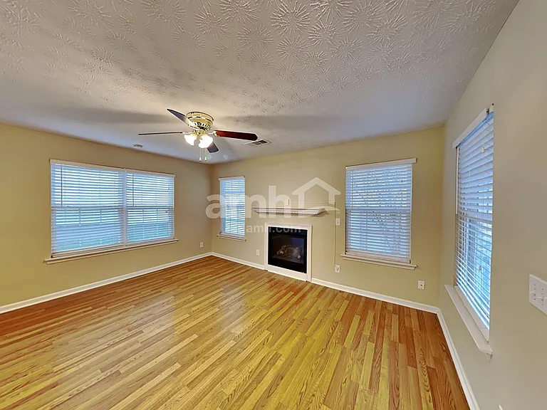 930 W Oaks Dr — Photo 6