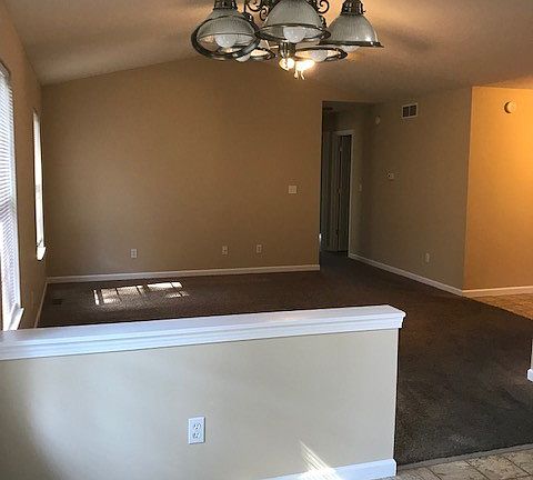 3rd image of 601 W Cherokee Dr
