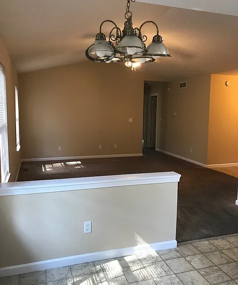 601 W Cherokee Dr — Photo 3