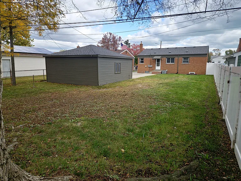 28919 Hughes St — Photo 2