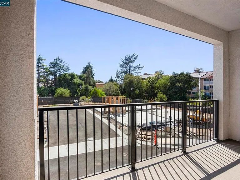 2802 Chattleton Ln — Photo 9