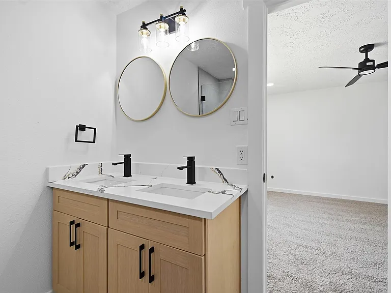 25402 Thistlewaite Ln — Photo 29