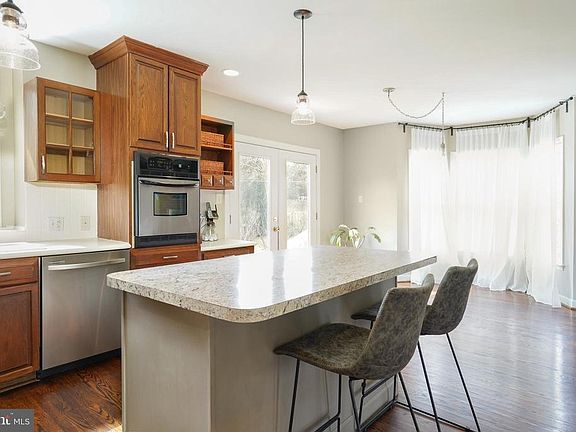 5th image of 402 Sharon Ct