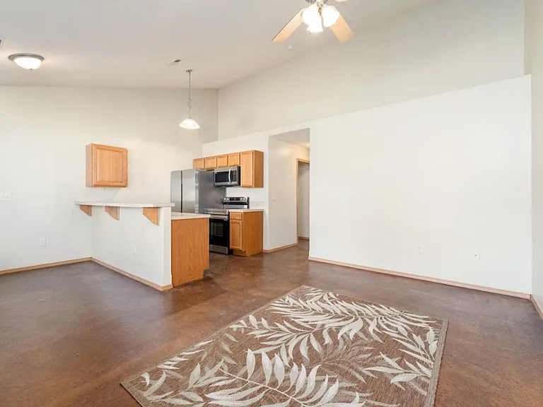 527 S Gordon St — Photo 8