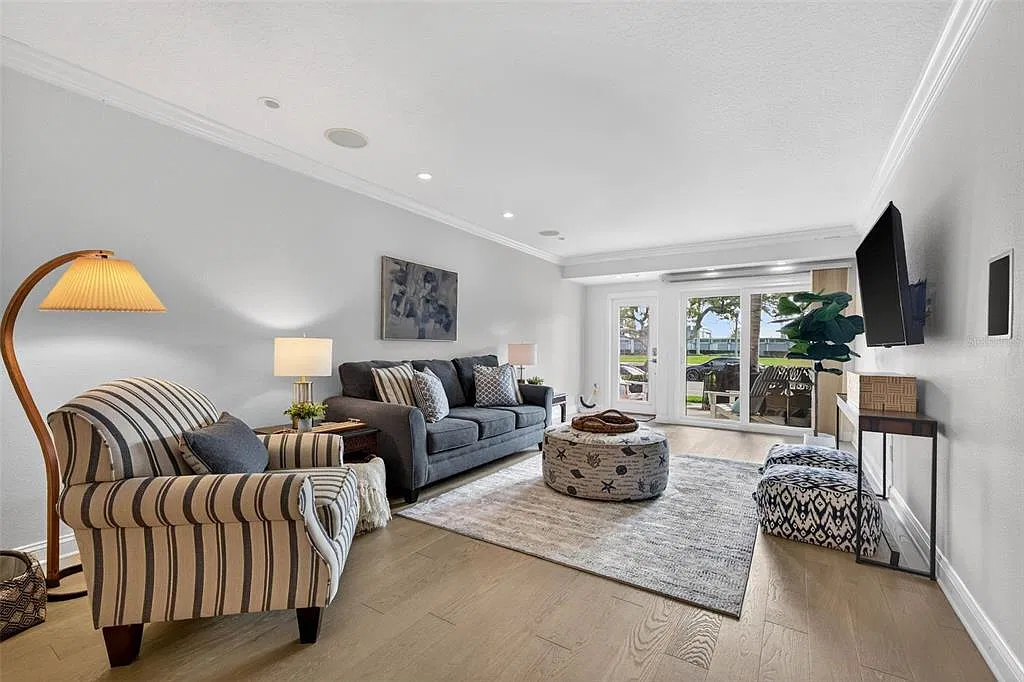 3 bed, 4.0 bath, 2035 sqft, $6,000 — Photo 4