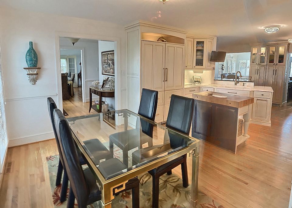 Eat in kitchen