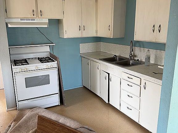 2nd image of 615 E 3rd St