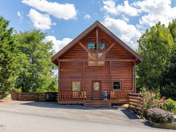 1089 Towering Oaks Dr, Sevierville, TN 37876