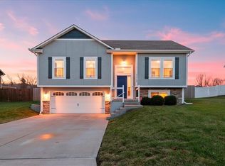 1117 SW 10th Ter, Oak Grove, MO 64075
