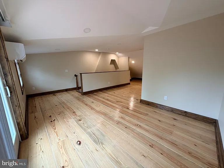 121 E Union St — Photo 39