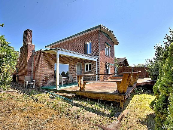 Enjoy entertaining on the deck.