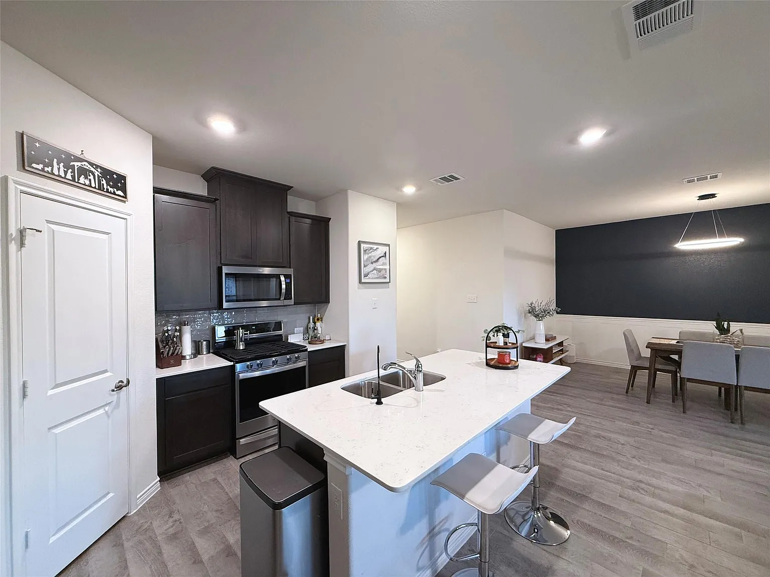 4 bed, 1887 sqft, $2,395 — Photo 4