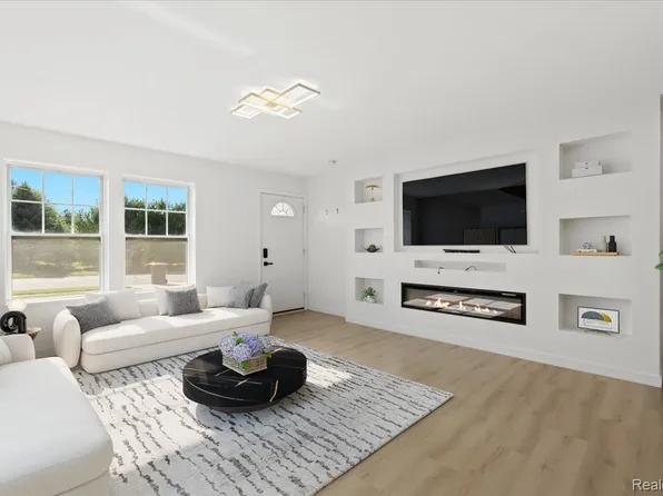 335 Sunbury Dr, Howell, MI 48855