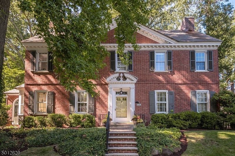 1st image of 385 Woodland Pl