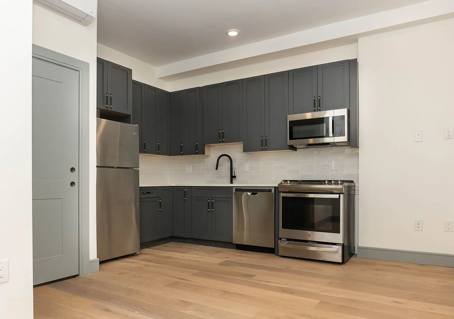327 S 16th St — Photo 2